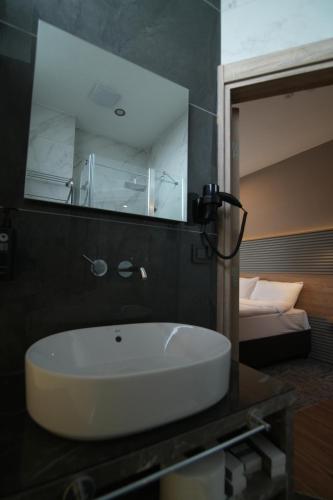 a bathroom with a sink and a mirror at Kent Room Hotel in Kapaklı