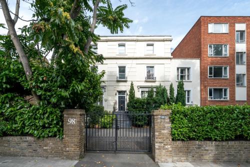 ロンドンにあるMaida Vale Camille With Parkingの白い建物の前門