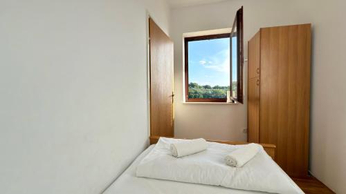 Ένα ή περισσότερα κρεβάτια σε δωμάτιο στο VILLAMAR beachfront apartments with FREE private parking