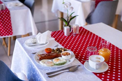 ルイス・トリハートにあるSchimper View Boutique Guest Houseの朝食の皿が置かれたテーブル