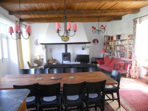Ruang duduk di Grands gîtes Ardèche