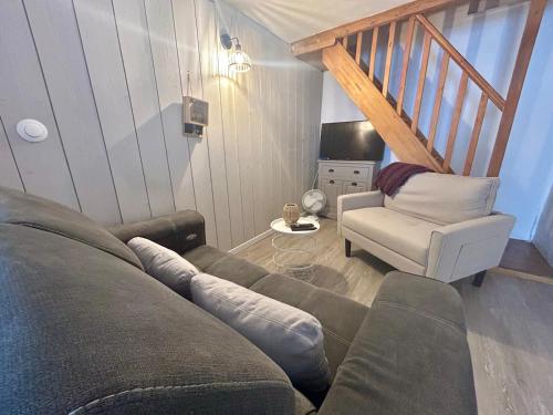 a living room with a couch and a chair at Casa Pia in Pia