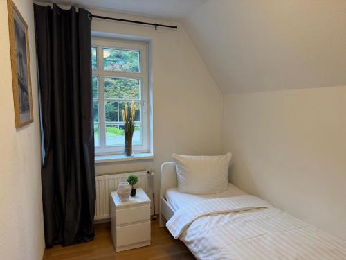 Una cama o camas en una habitación de Monteurzimmer am Waldhotel