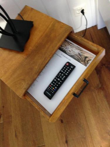 a desk with a keyboard and a remote control on it at Chez Sven - Studio 'Le Grand' in Lohn-Ammannsegg