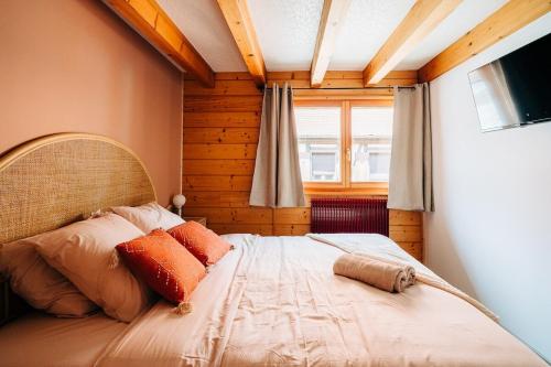a bedroom with a bed in a room with a television at Chai d'oeuvre in Dambach-la-Ville