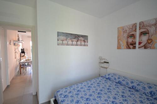 Un dormitorio con una cama y un cuadro en la pared. en Prima Fila, en Calabernardo