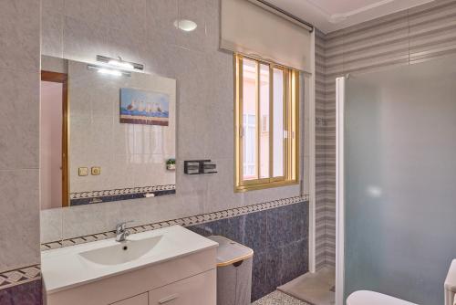 a bathroom with a sink and a mirror at Casa Filo Vistas Montaña in Rute