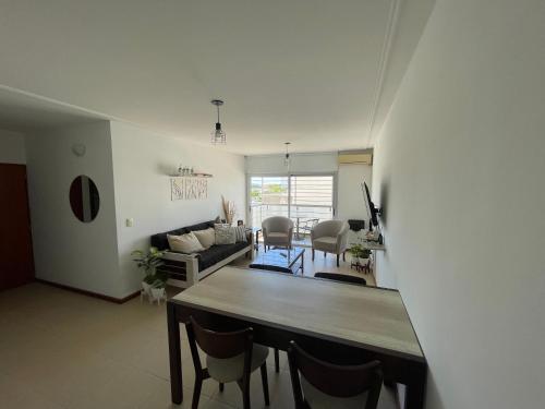 Un comedor y una sala de estar con mesa y sillas. en Costanera, en Río Cuarto