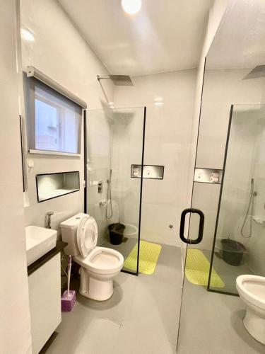 アブジャにあるND2 Luxury Apartment Jabiのトイレ、洗面台、シャワー付きのバスルーム