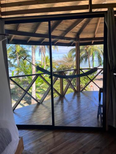 Zimmer mit Blick auf das Meer und die Palmen in der Unterkunft Popochos Beach Eco Lodge in Nuquí