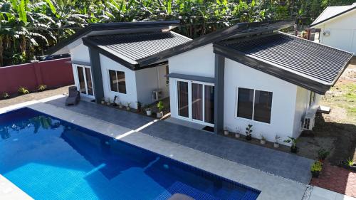 une villa avec piscine et une maison dans l'établissement Philla D Afrique Resort, à Inopacan