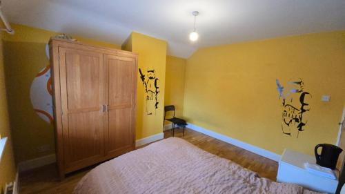 Un dormitorio con una cama y una puerta de madera. en Bitterne Homestay, en Southampton