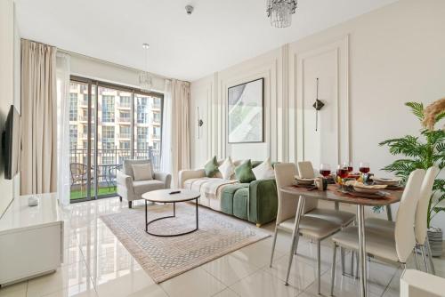 FIRST CLASS 1BR Burj Khalifa View , Near Metro