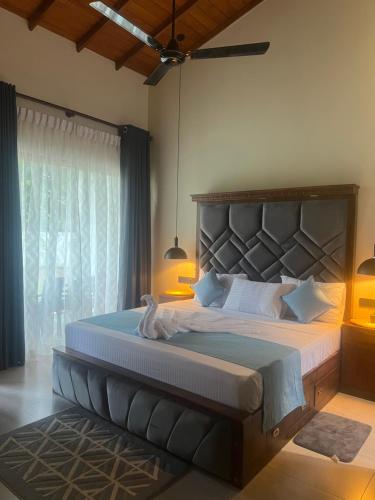 Un pat sau paturi într-o cameră la Kusal villa