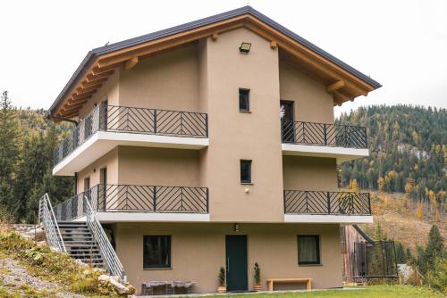 Το κτήριο όπου στεγάζεται  το διαμέρισμα