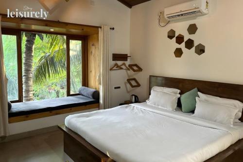 Postel nebo postele na pokoji v ubytování Stay Leisurely Blue Leaf Villa 3BHK, Alibaug