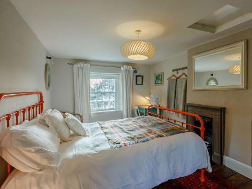 Wingfieldにある2 Bed in Bath 90431のベッドルーム1室(ベッド1台、暖炉、窓付)
