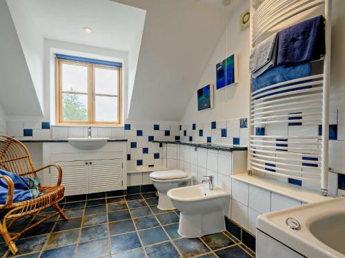 a bathroom with two toilets and a sink and a tub at 6 Bed in Lechlade 93251 in Lechlade
