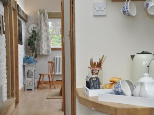 Una habitación con un estante con jarrones. en 1 Bed in Cinderford 73633, en Longney