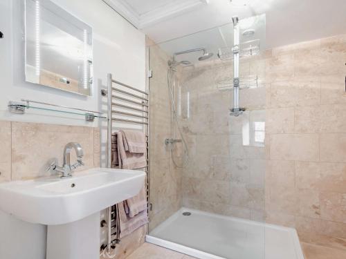 Un baño blanco con lavabo y ducha. en 1 Bed in Rode 91715, en Woolverton