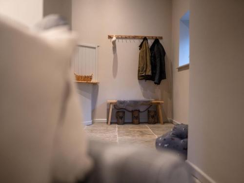 - une chambre avec une table et un banc dans l'établissement 2 Bed in Llandrillo 88598, à Llandrillo