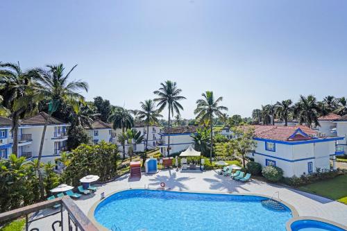una imagen de una piscina en un resort en Via PRG Park - 5 Min Drive from Benaulim beach, en Benaulim