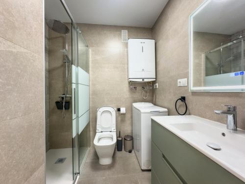 Castillo BajoにあるEstudio Mediterraneo A124のトイレ、洗面台、シャワー付きのバスルーム