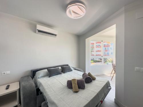 Castillo BajoにあるEstudio Mediterraneo A124の枕が置かれたベッドのある寝室