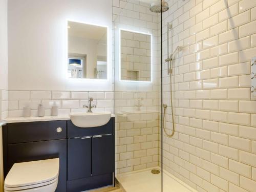 ウィンチカムにある2 Bed in Winchcombe 83182のトイレ、洗面台、シャワー付きのバスルーム