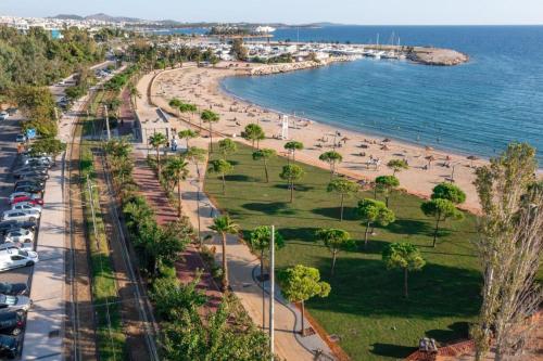 アテネにあるBeachside Retreat in Glyfadaの木々や車のあるビーチの航空写真