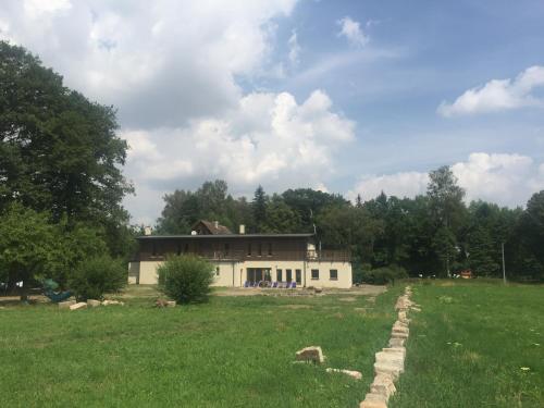 a house in the middle of a field at Centrum Łąkowa 1 in Wünschelburg