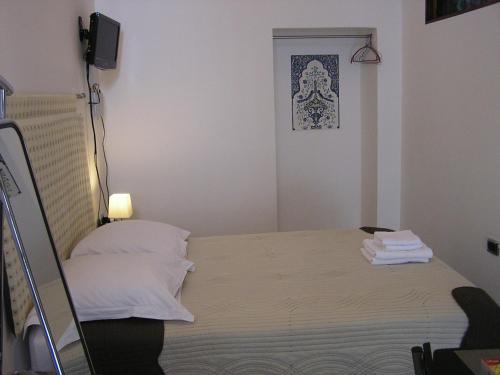małą sypialnię z łóżkiem z poduszką w obiekcie Art Transparent B&B w mieście Grottaglie