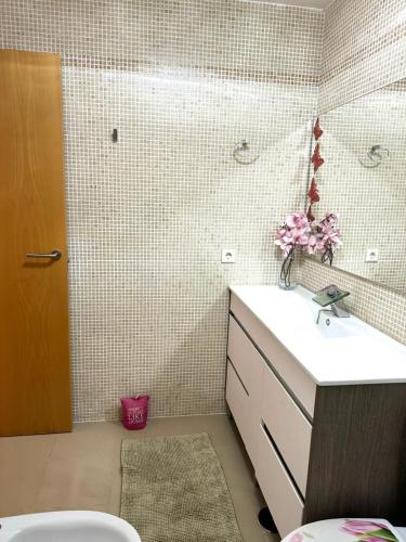 Un baño con lavabo e inodoro en Sevilla tu casa, en Espartinas