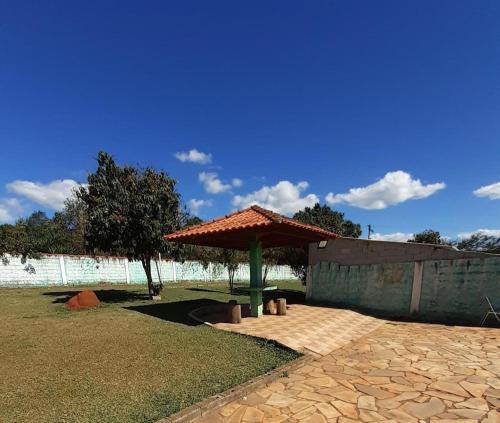 a pavilion with a picnic table in a yard at Chácara in Franco da Rocha