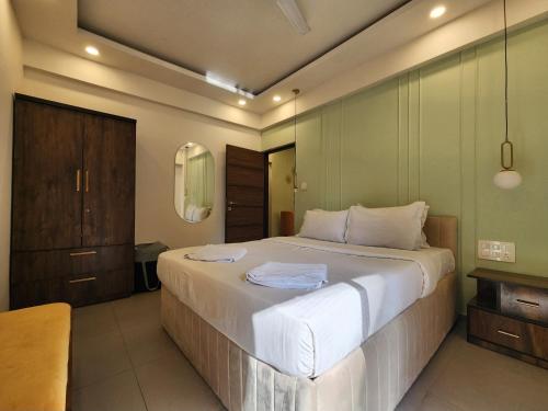 Ένα ή περισσότερα κρεβάτια σε δωμάτιο στο Zen Urban 1BHK Retreat with Pool, Amenities - 5 Minutes to Candolim Beach