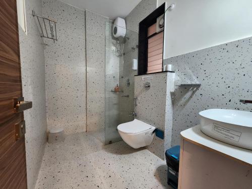 Ένα μπάνιο στο Zen Urban 1BHK Retreat with Pool, Amenities - 5 Minutes to Candolim Beach