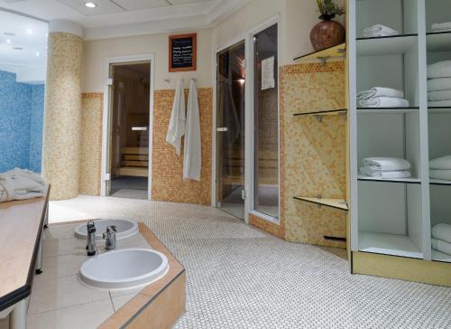 a bathroom with a sink and a shower at Hotel Schmidt am Markt in Meppen