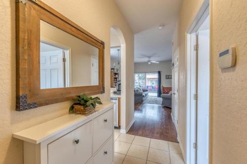Un baño con un lavabo y un espejo en la pared. en 2711 - Jungle Book Bungalow - DO NOT DO, en Orlando