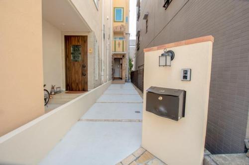 an empty alley with a trash can on the side of a building at 池袋本町101 in Tokyo