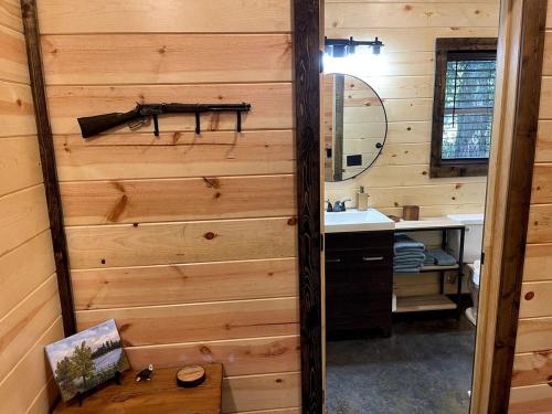 Ένα μπάνιο στο Bear with Me Cabin in Broken Bow