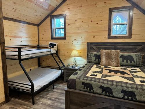 a bedroom with a bunk bed in a cabin at Bear with Me Cabin in Broken Bow in Broken Bow