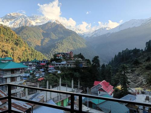 Blick auf eine Stadt in den Bergen in der Unterkunft Vigyan Guest House Tosh in Tosh