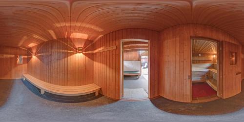 ein Zimmer mit einem Holztunnel mit Etagenbetten in der Unterkunft Ferien am Bischofsberg - Edlbach 31 in Windischgarsten