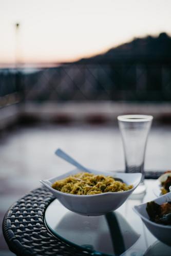 Mâncare la sau în apropiere de acest complex