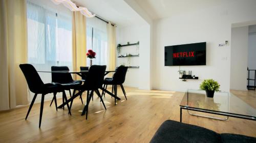 Μια τηλεόραση ή/και κέντρο ψυχαγωγίας στο Ivory Residence Accommodation - Modern Comfort and Style