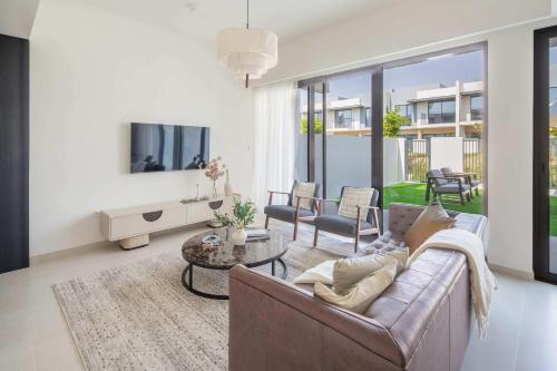 uma sala de estar com um sofá e uma mesa em Frank Porter - Nara, The Valley em ‘Ūd al Bayḑāʼ