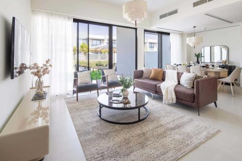 uma sala de estar com um sofá e uma mesa em Frank Porter - Nara, The Valley em ‘Ūd al Bayḑāʼ