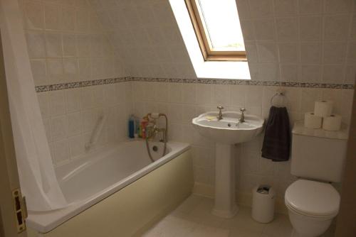 ステーンズにあるThe Penton Guest Houseの浴槽、洗面台、トイレを備えたバスルーム