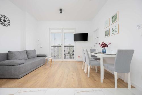 Kasprzaka Comfy Apartment near Metro Plocka with AC by Noclegi Renters