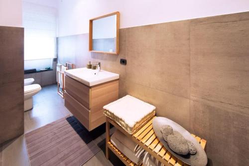 W łazience znajduje się umywalka, toaleta i lustro. w obiekcie I Quattro Gattoni w mieście Napoli